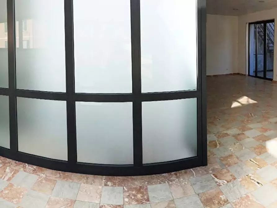 Immagine 12 di Ufficio in affitto  a Savona