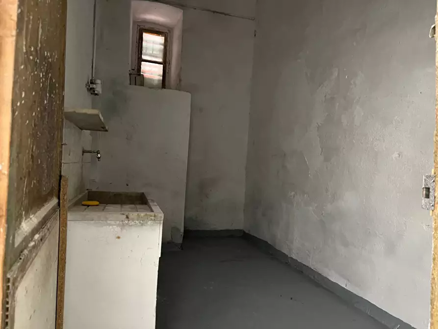 Immagine 5 di Magazzino in affitto  a Savona