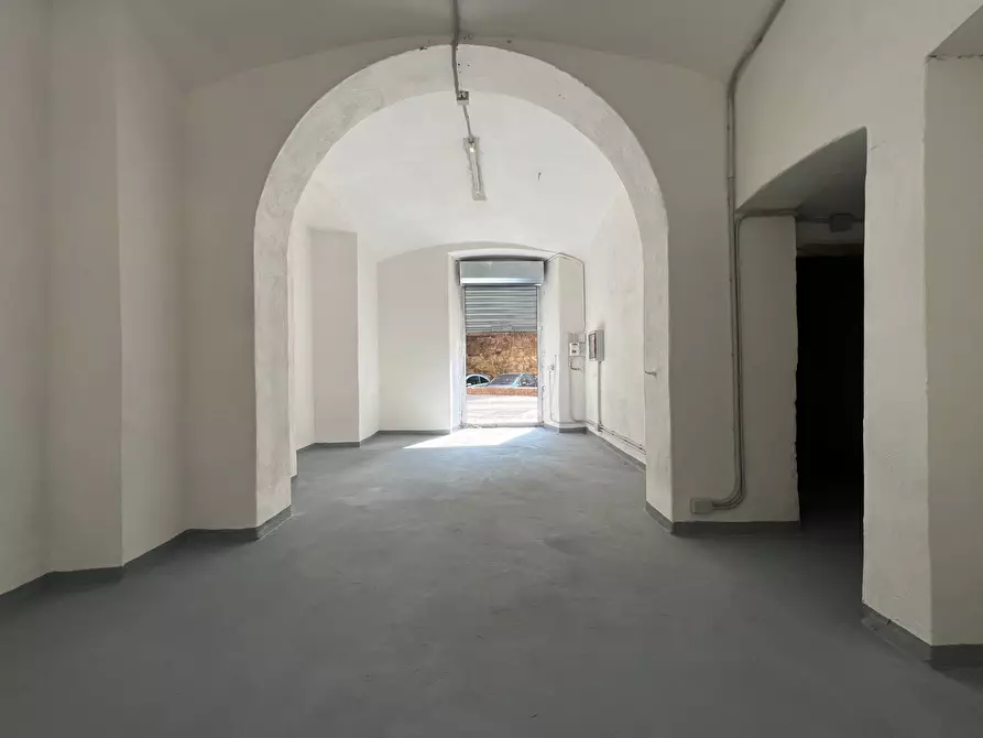 Immagine 11 di Magazzino in affitto  a Savona