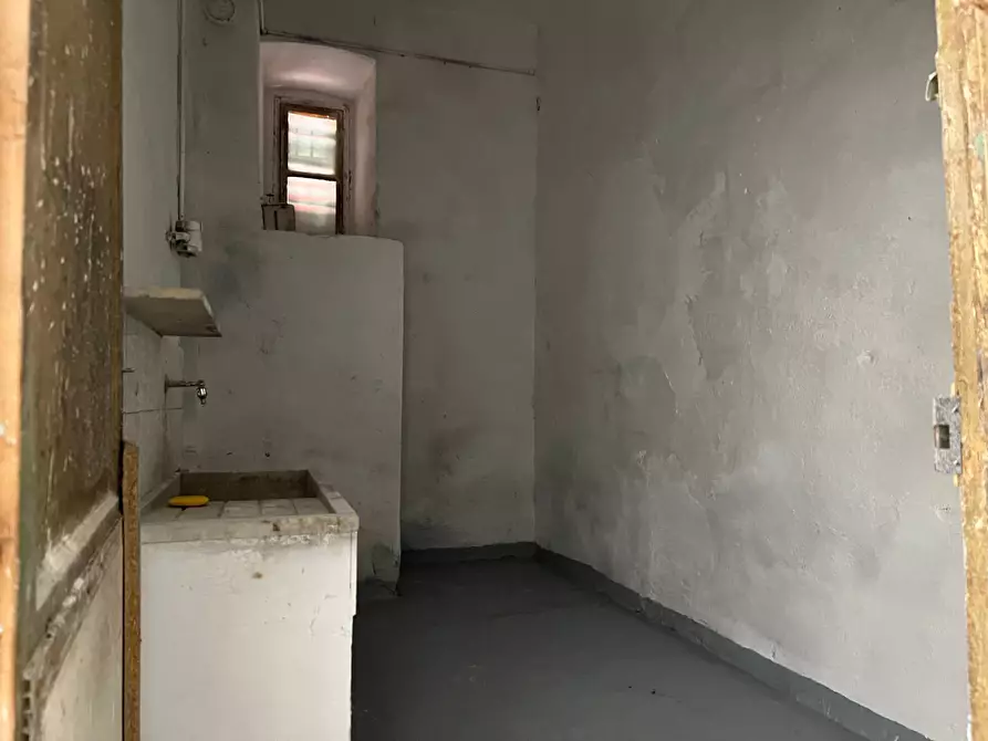 Immagine 14 di Magazzino in affitto  a Savona