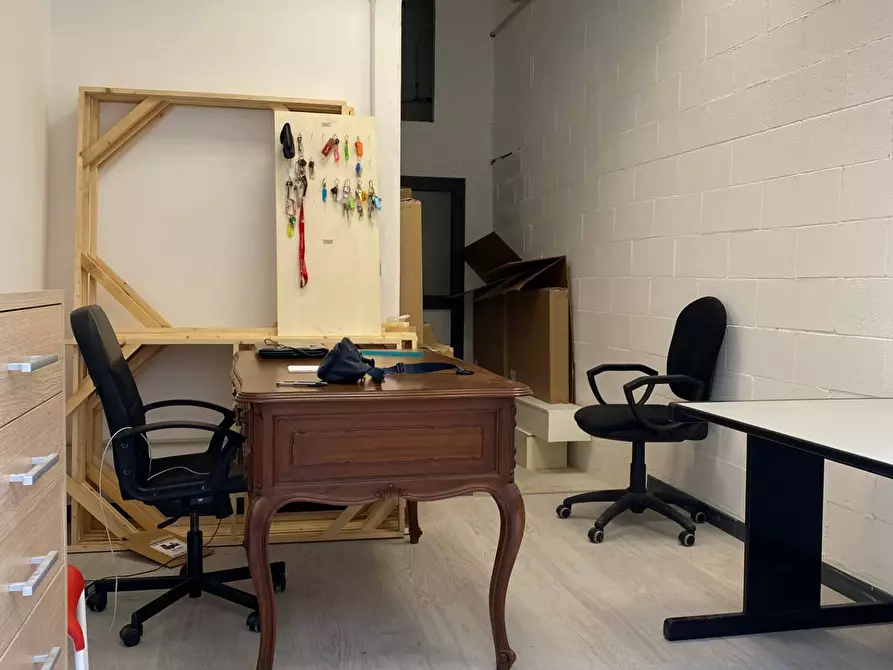 Immagine 1 di Magazzino in vendita  a Savona