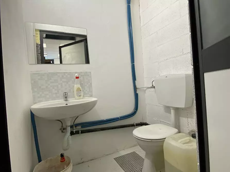 Immagine 10 di Magazzino in vendita  a Savona