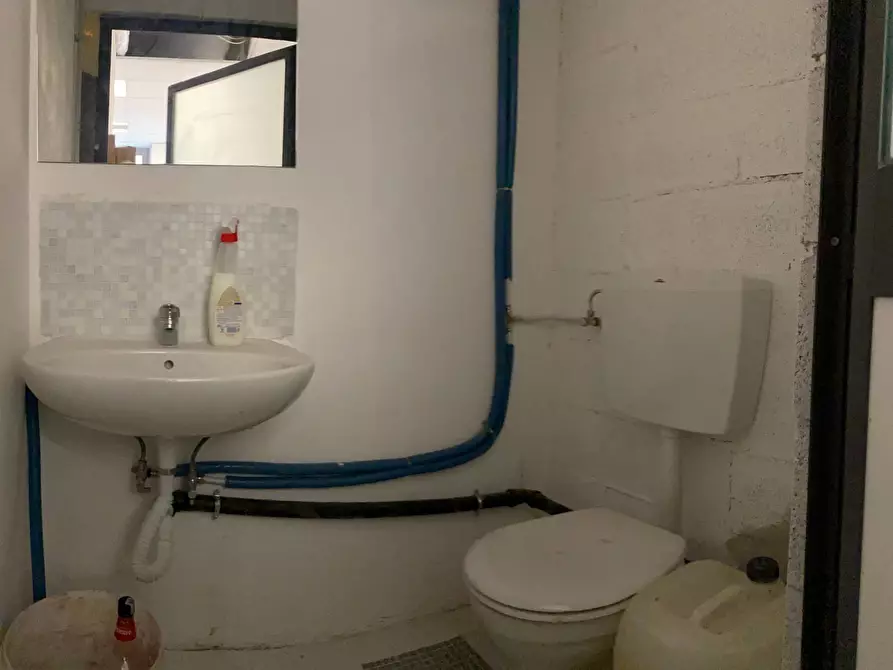 Immagine 11 di Magazzino in vendita  a Savona