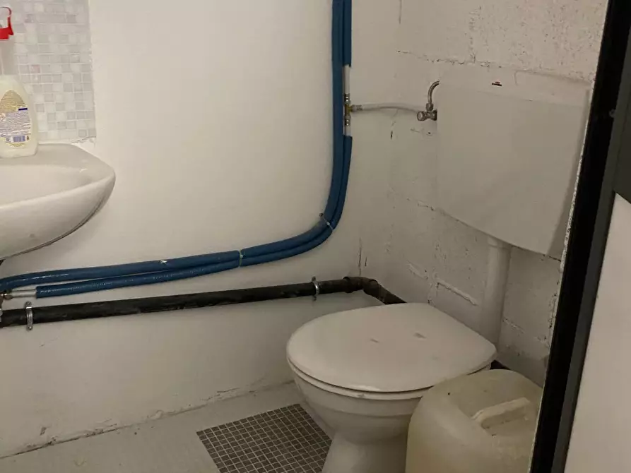 Immagine 12 di Magazzino in vendita  a Savona