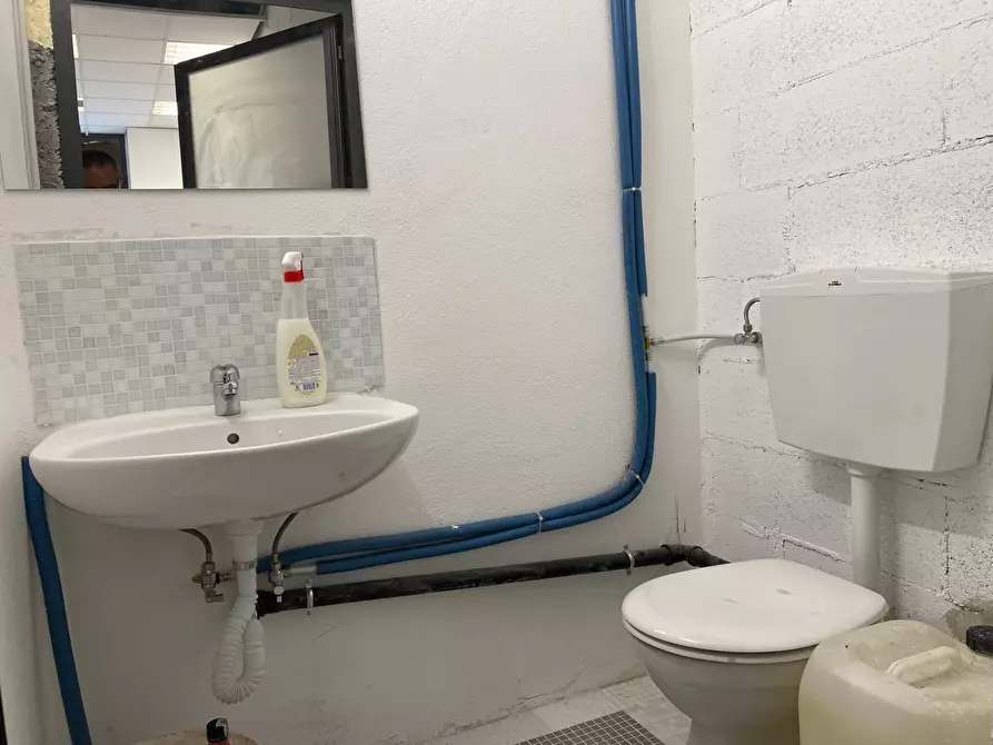 Immagine 13 di Magazzino in vendita  a Savona