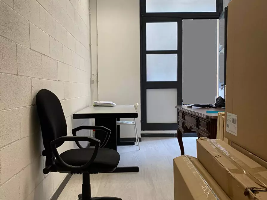 Immagine 15 di Magazzino in vendita  a Savona