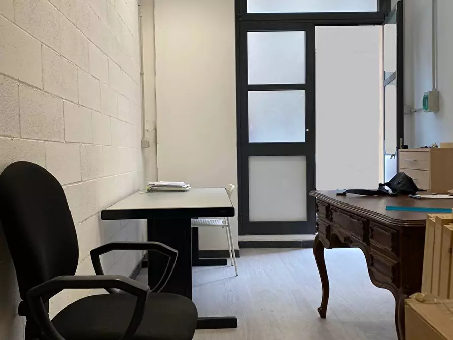 Immagine 16 di Magazzino in vendita  a Savona