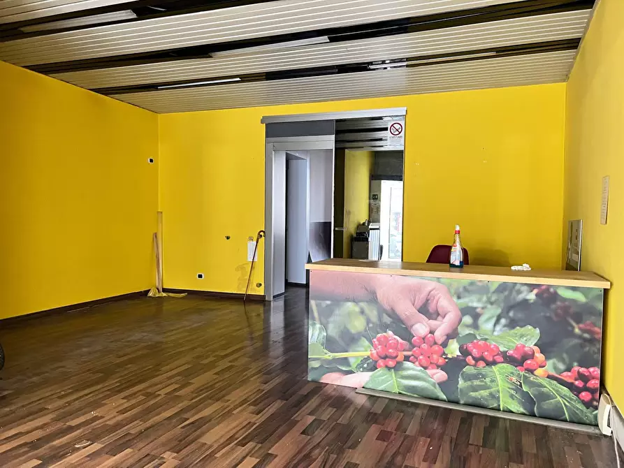 Immagine 2 di Locale commerciale in affitto  a Savona