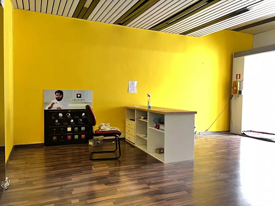 Immagine 3 di Locale commerciale in affitto  a Savona