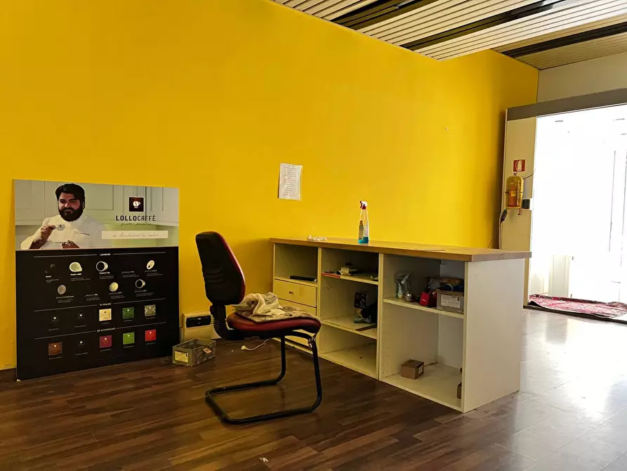 Immagine 5 di Locale commerciale in affitto  a Savona