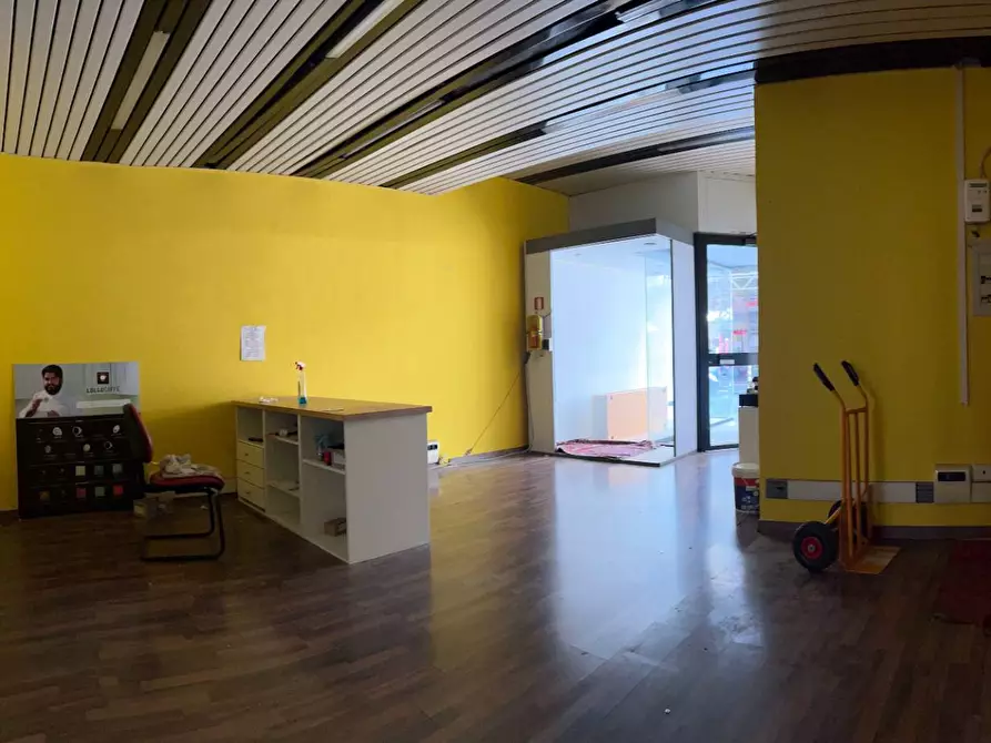 Immagine 6 di Locale commerciale in affitto  a Savona