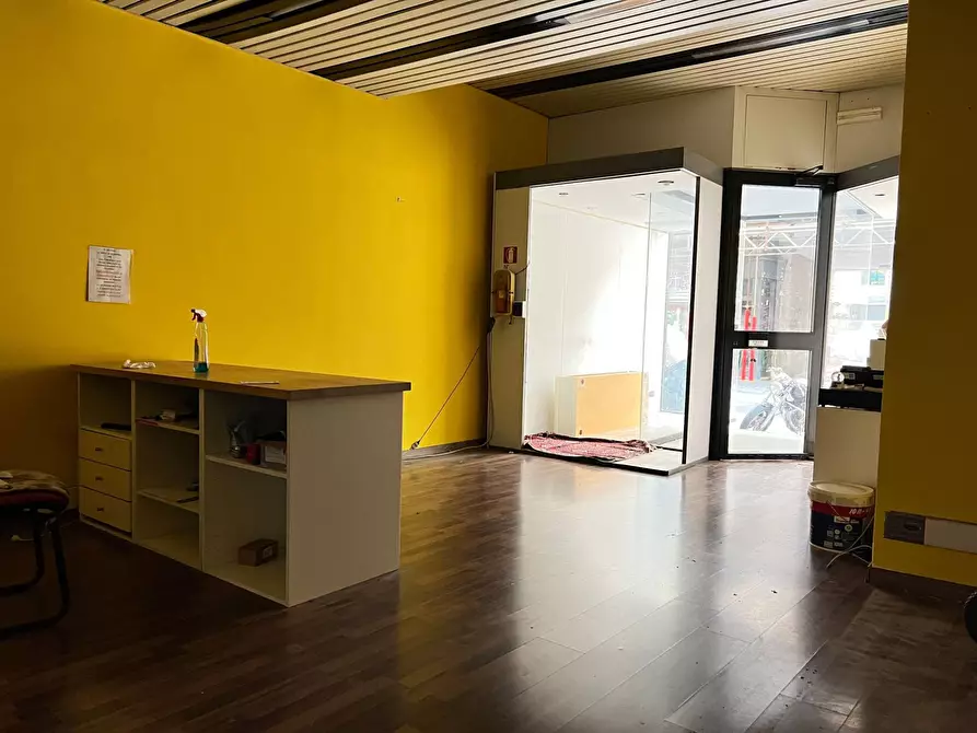 Immagine 11 di Locale commerciale in affitto  a Savona