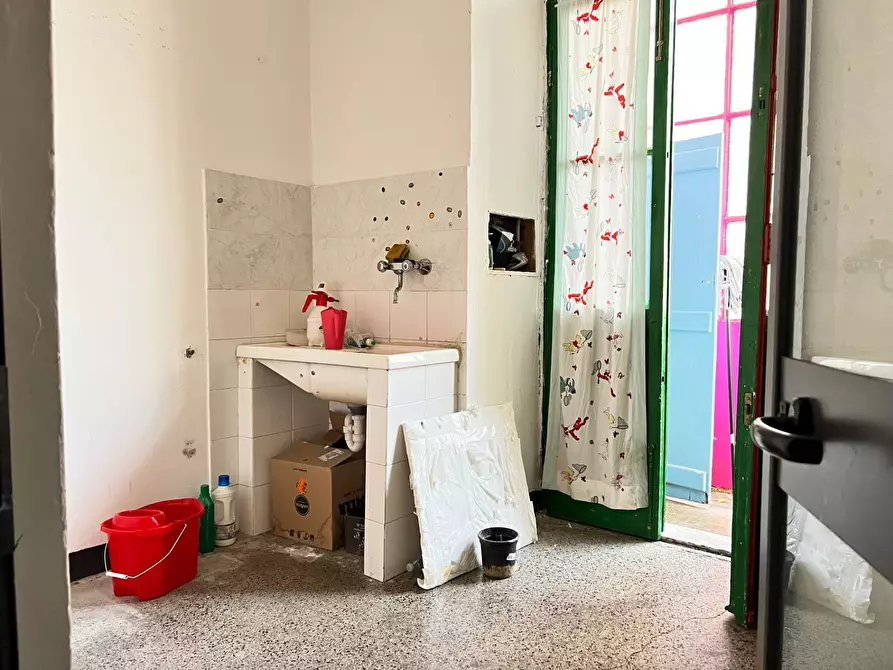 Immagine 17 di Locale commerciale in affitto  a Savona