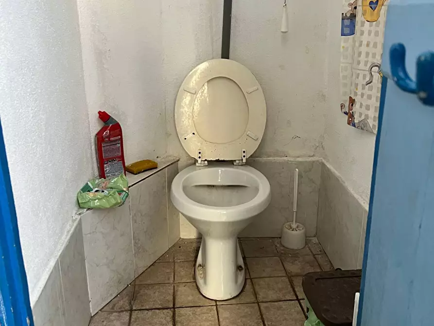 Immagine 19 di Locale commerciale in affitto  a Savona