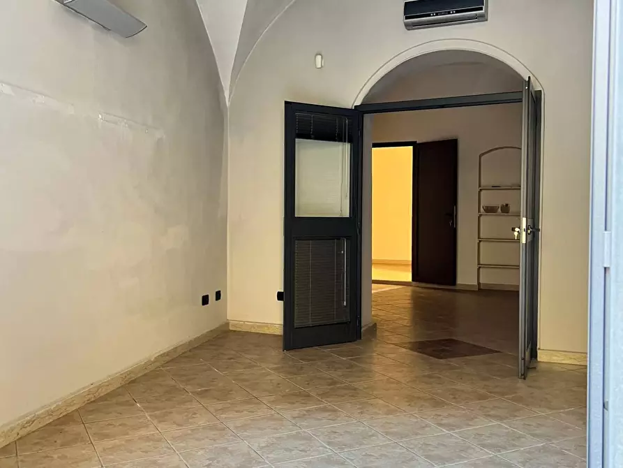 Immagine 2 di Locale commerciale in vendita  a Savona