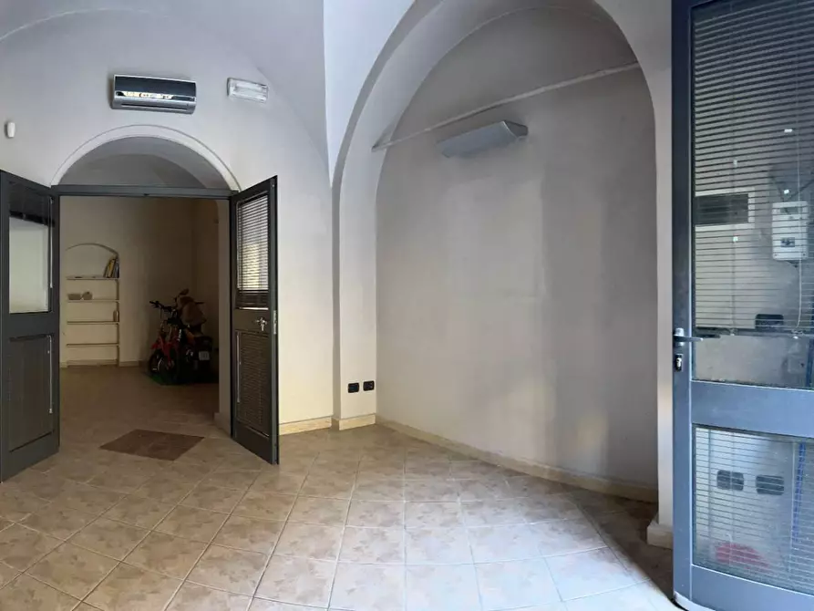 Immagine 1 di Locale commerciale in vendita  a Savona