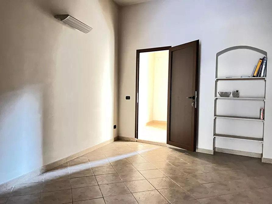 Immagine 8 di Locale commerciale in vendita  a Savona