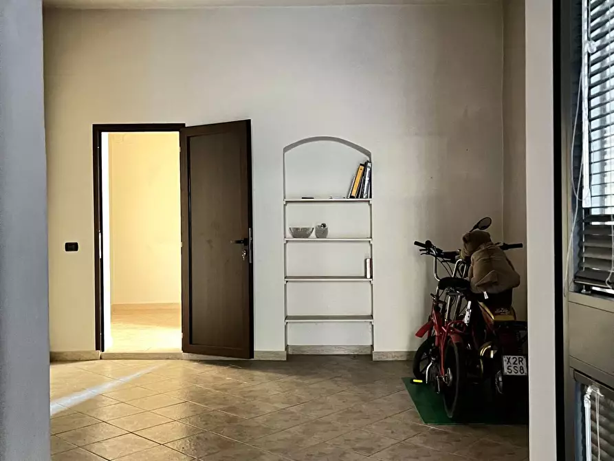 Immagine 11 di Locale commerciale in vendita  a Savona