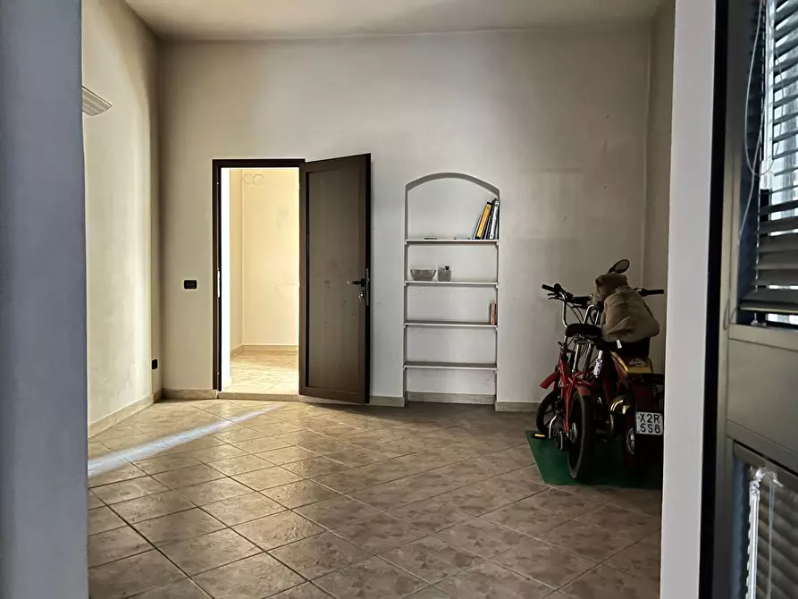 Immagine 12 di Locale commerciale in vendita  a Savona