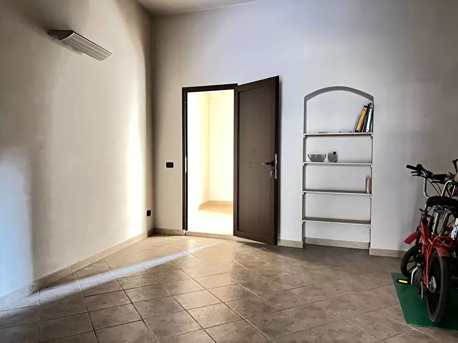 Immagine 15 di Locale commerciale in vendita  a Savona