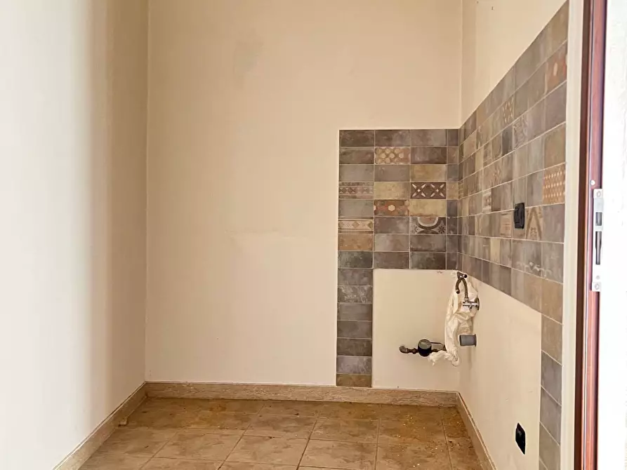 Immagine 16 di Locale commerciale in vendita  a Savona