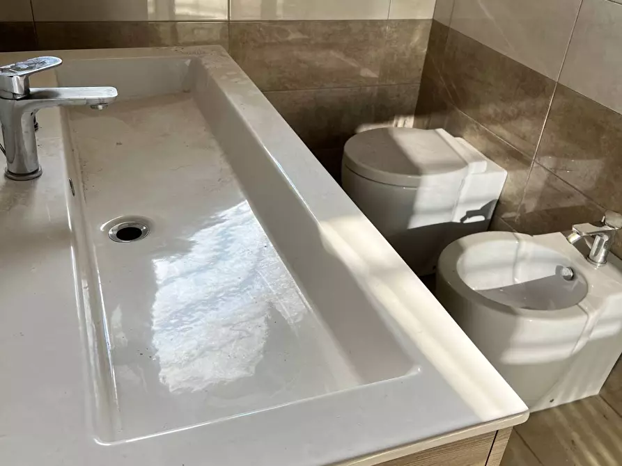 Immagine 17 di Locale commerciale in vendita  a Savona