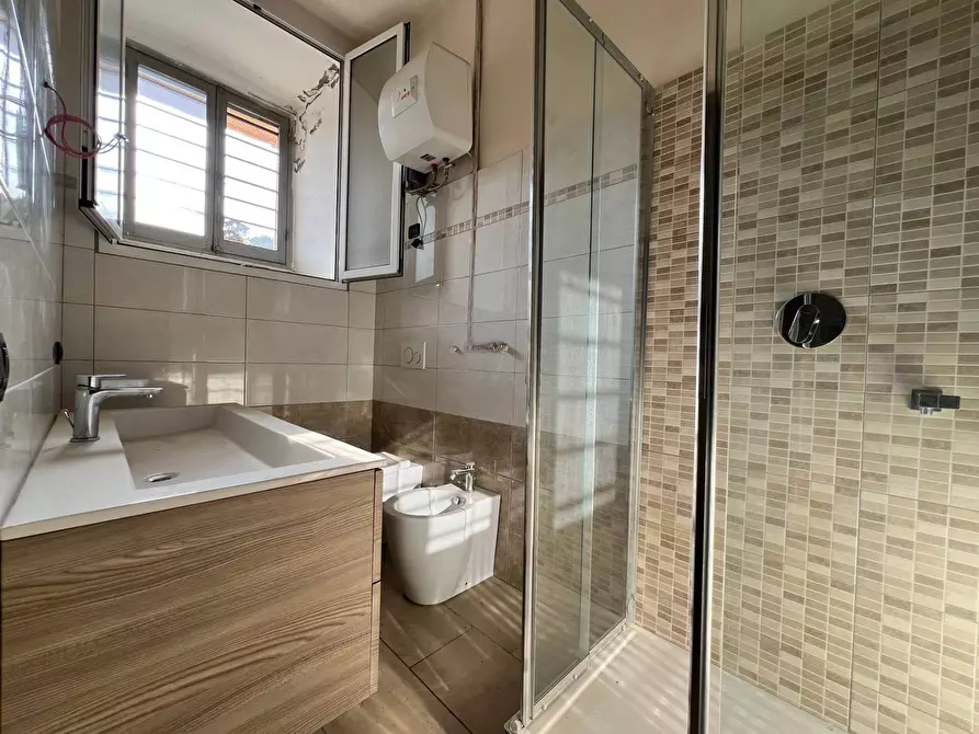 Immagine 18 di Locale commerciale in vendita  a Savona