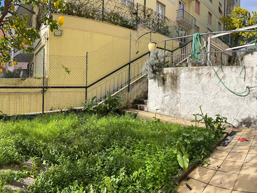 Immagine 1 di Appartamento in vendita  a Savona