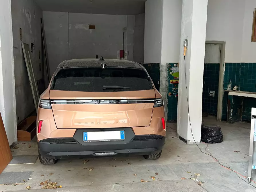 Immagine 1 di Box auto in vendita  a Savona