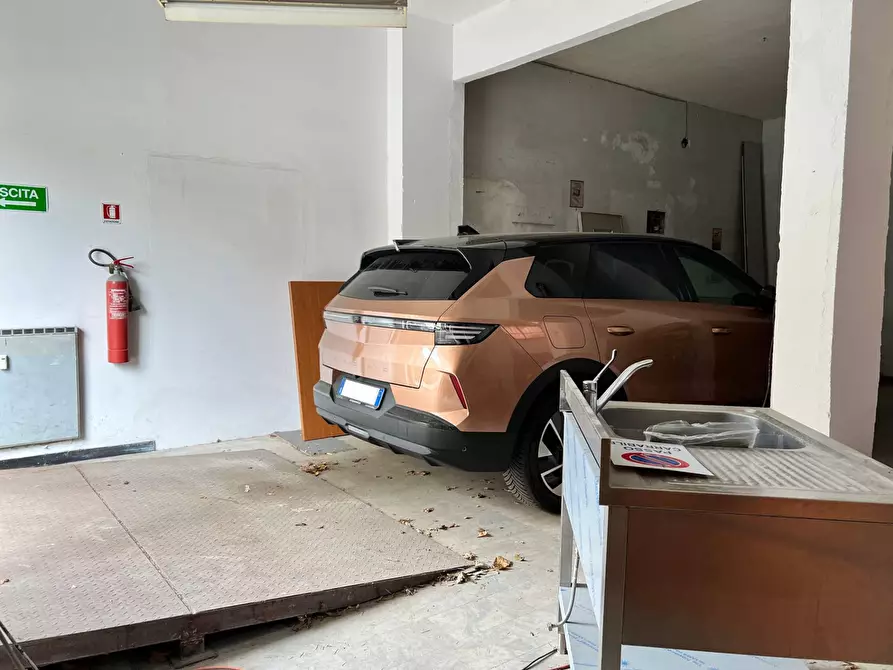 Immagine 11 di Box auto in vendita  a Savona