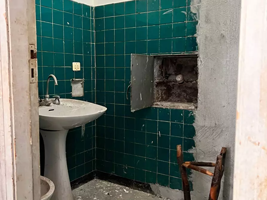 Immagine 16 di Box auto in vendita  a Savona