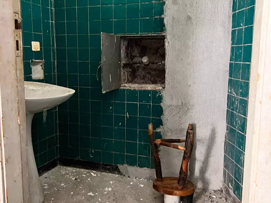 Immagine 19 di Box auto in vendita  a Savona