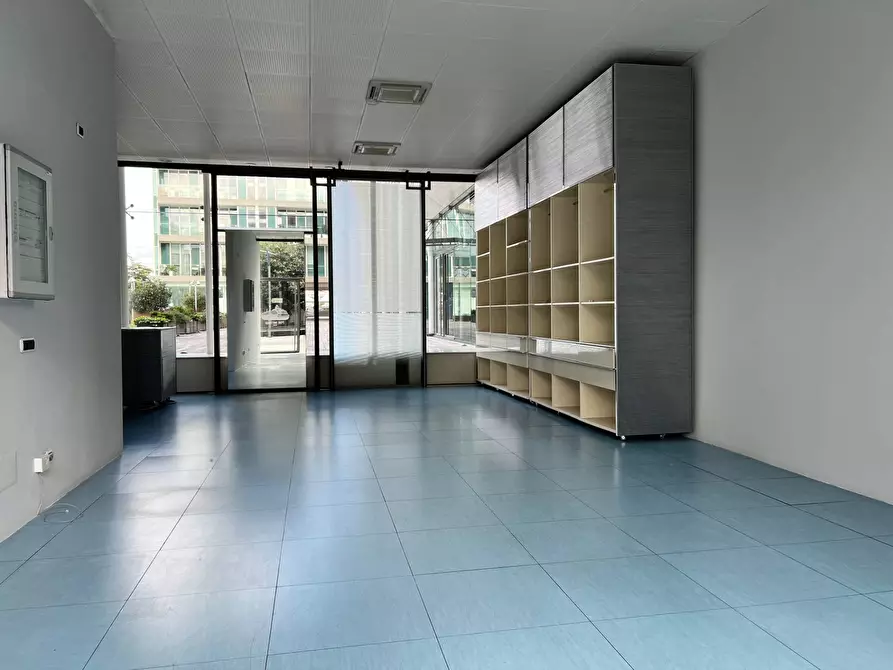 Immagine 1 di Locale commerciale in vendita  a Savona