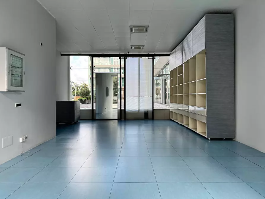 Immagine 4 di Locale commerciale in vendita  a Savona
