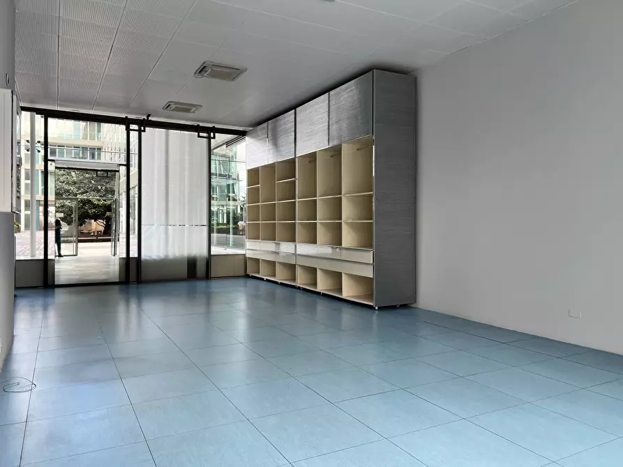 Immagine 5 di Locale commerciale in vendita  a Savona