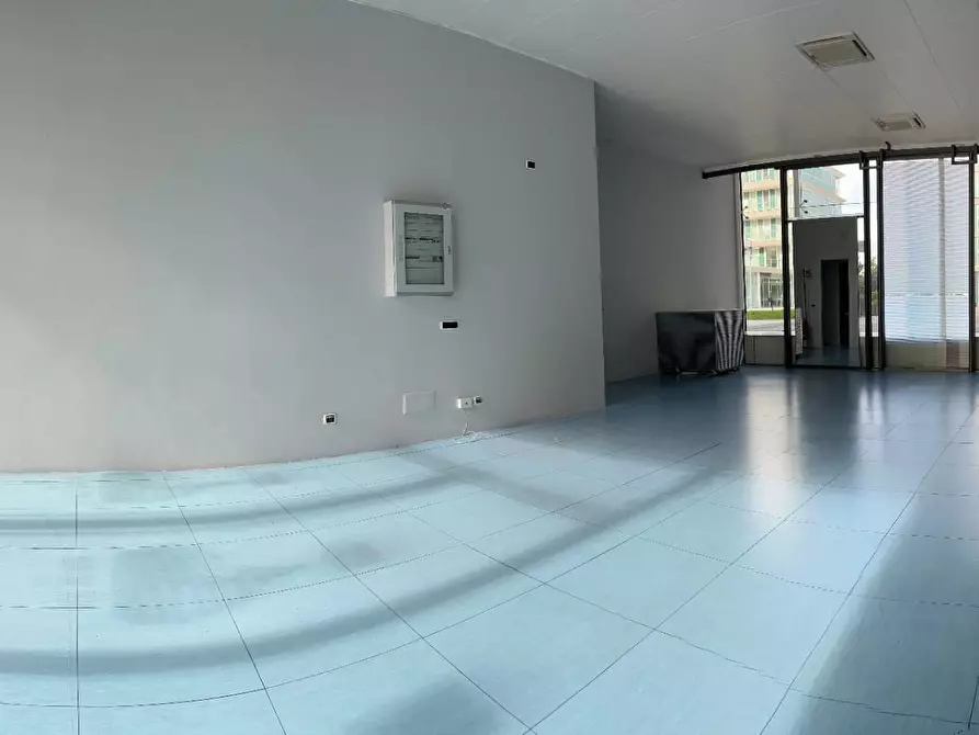 Immagine 6 di Locale commerciale in vendita  a Savona