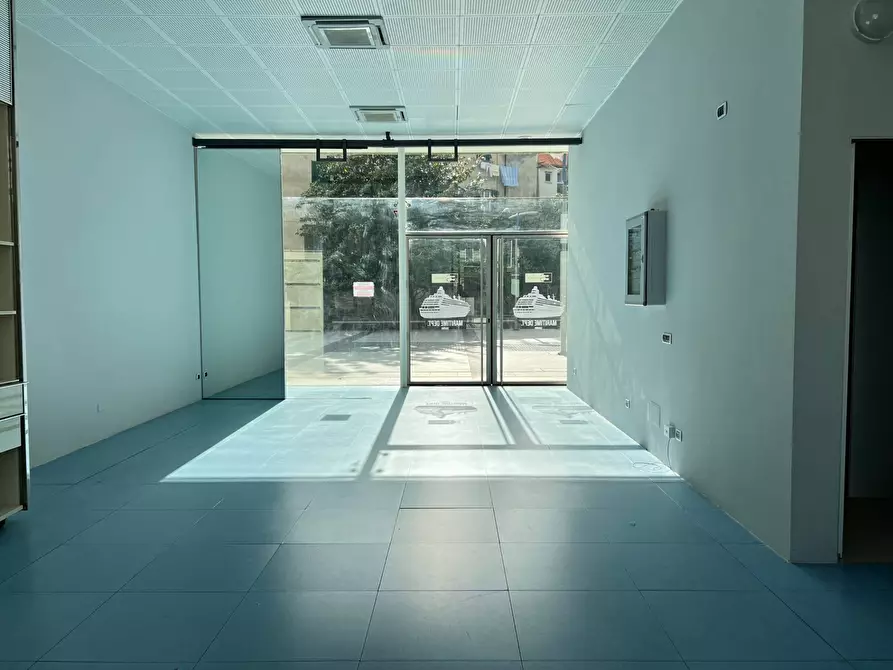 Immagine 7 di Locale commerciale in vendita  a Savona