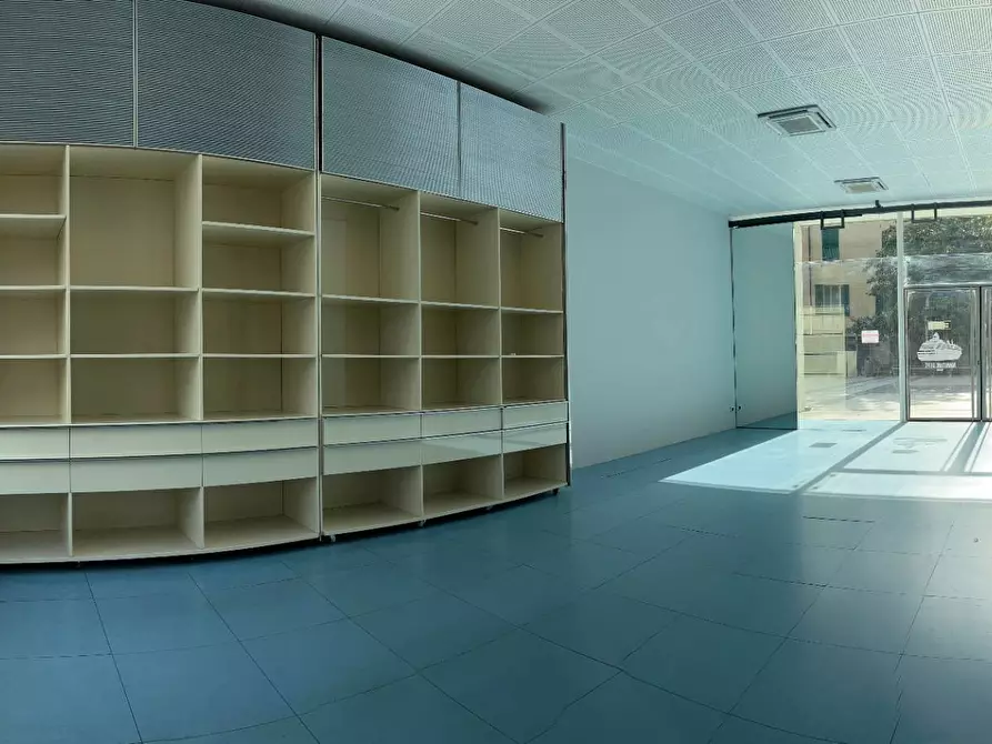 Immagine 8 di Locale commerciale in vendita  a Savona