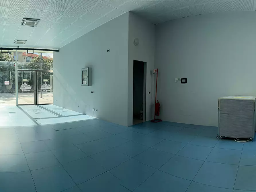 Immagine 9 di Locale commerciale in vendita  a Savona