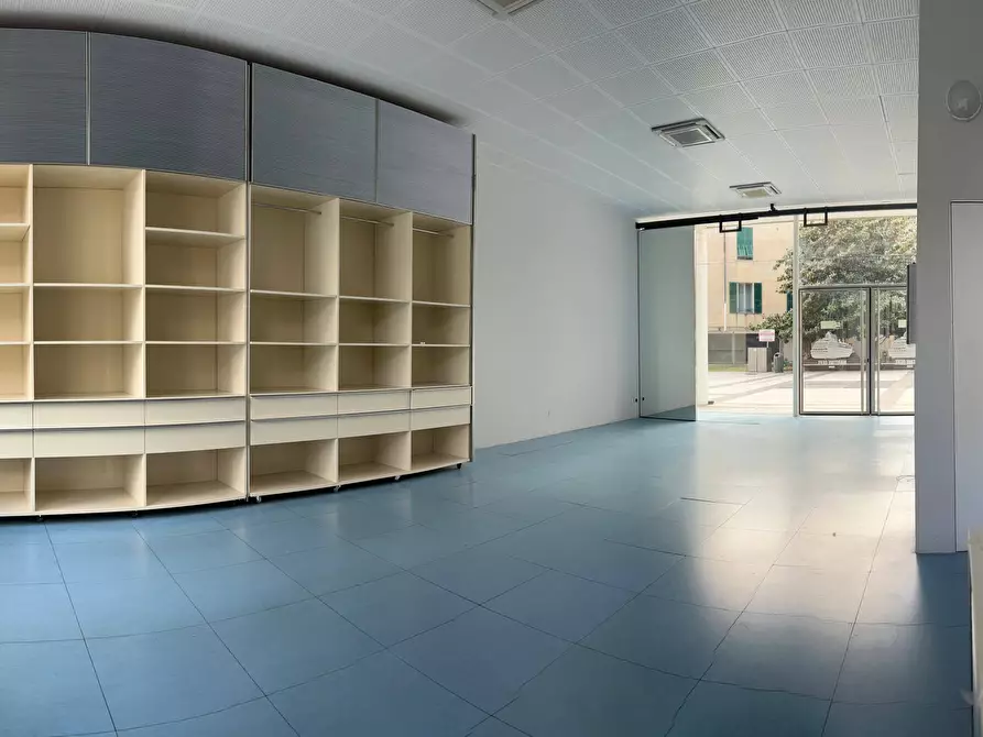 Immagine 11 di Locale commerciale in vendita  a Savona