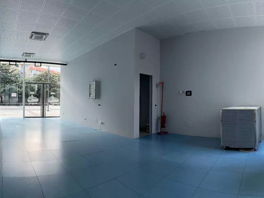 Immagine 12 di Locale commerciale in vendita  a Savona