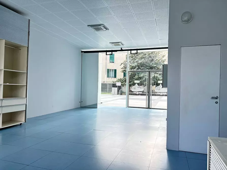Immagine 13 di Locale commerciale in vendita  a Savona