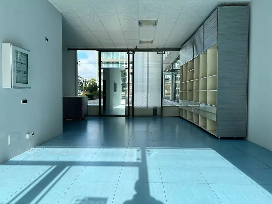 Immagine 15 di Locale commerciale in vendita  a Savona