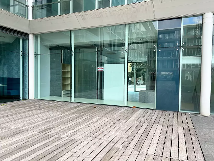 Immagine 20 di Locale commerciale in vendita  a Savona