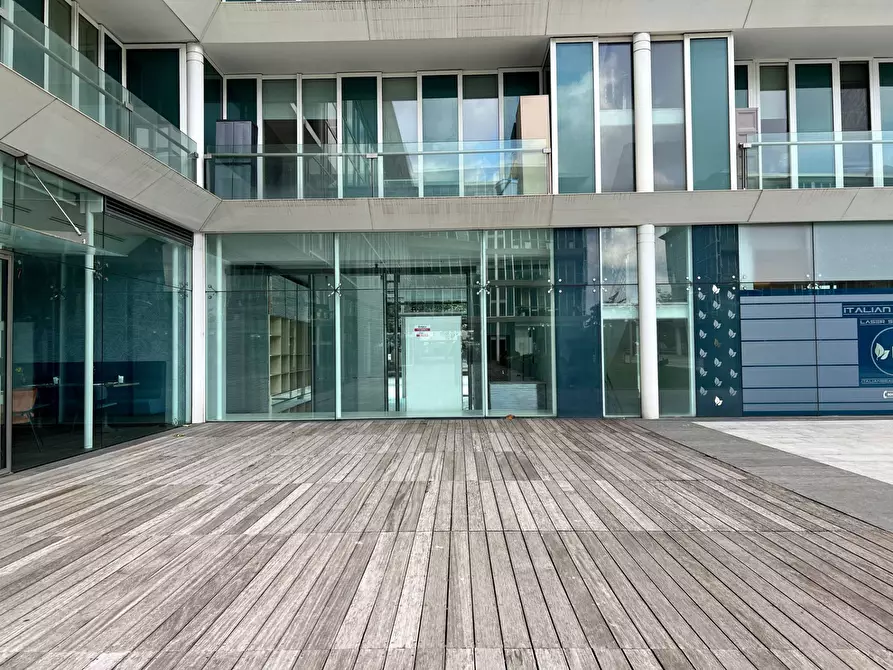 Immagine 21 di Locale commerciale in vendita  a Savona