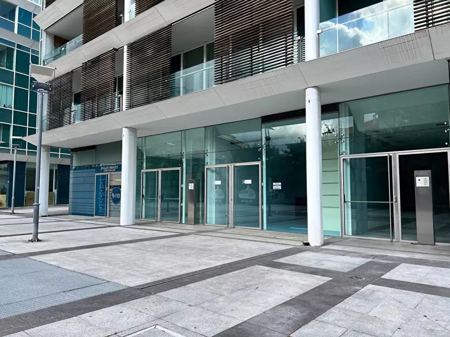 Immagine 22 di Locale commerciale in vendita  a Savona