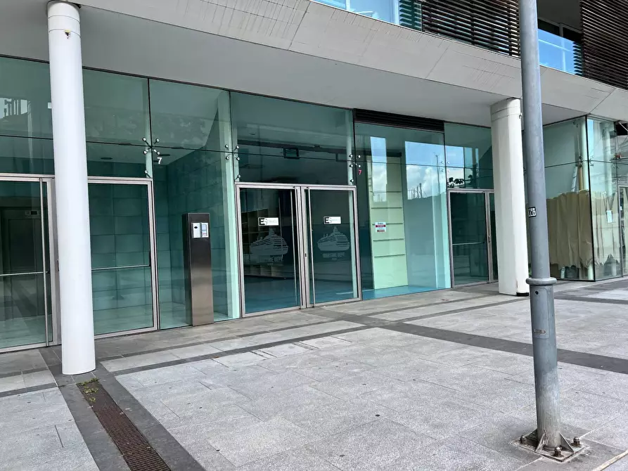 Immagine 23 di Locale commerciale in vendita  a Savona