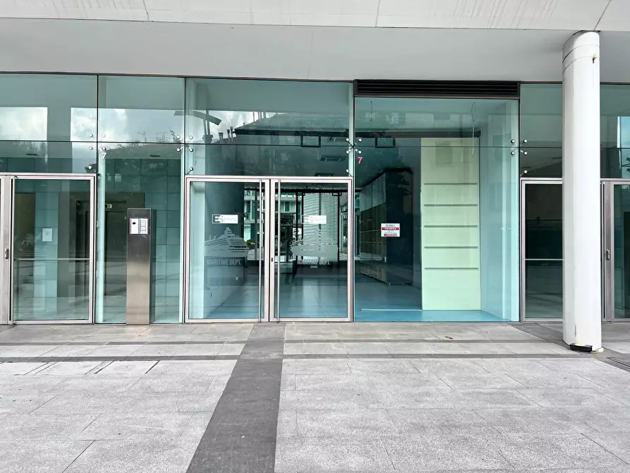 Immagine 24 di Locale commerciale in vendita  a Savona
