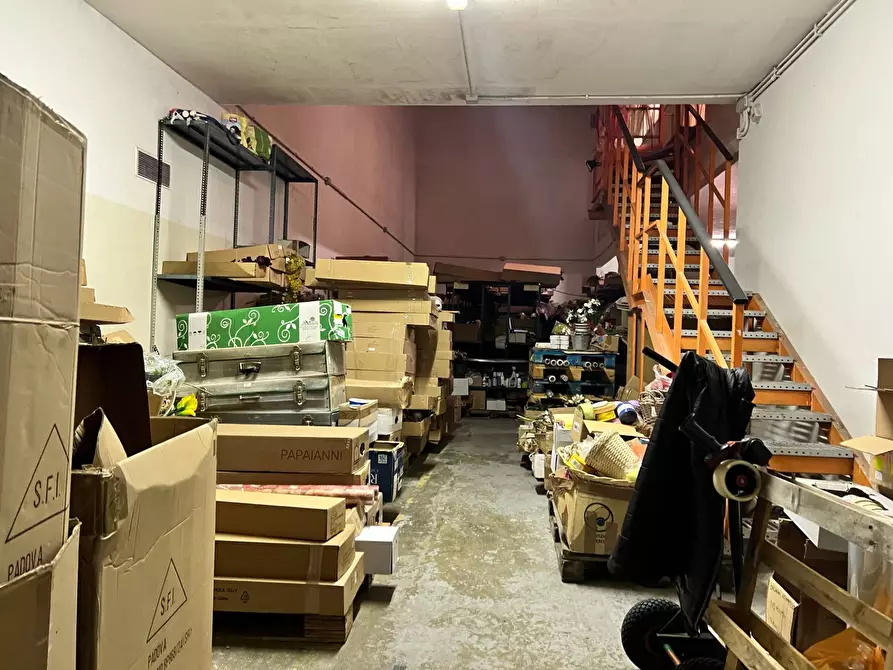 Immagine 1 di Magazzino in vendita  a Savona