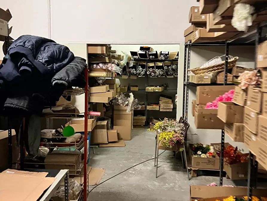 Immagine 4 di Magazzino in vendita  a Savona